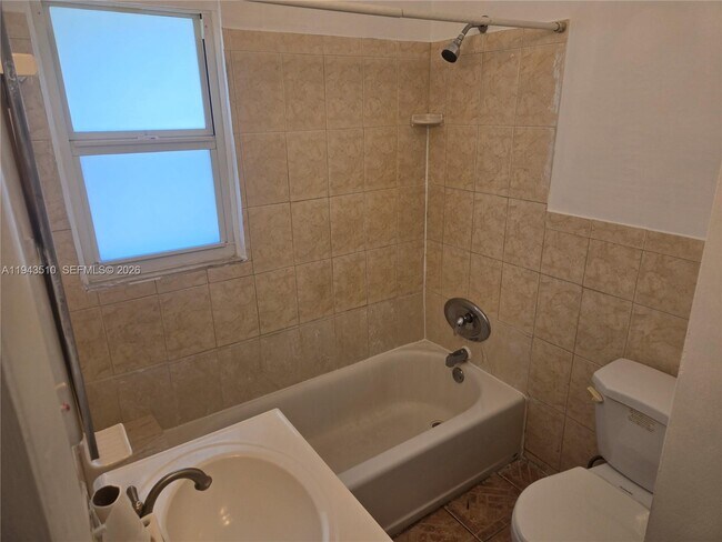 Building Photo - 1825 Lincoln St