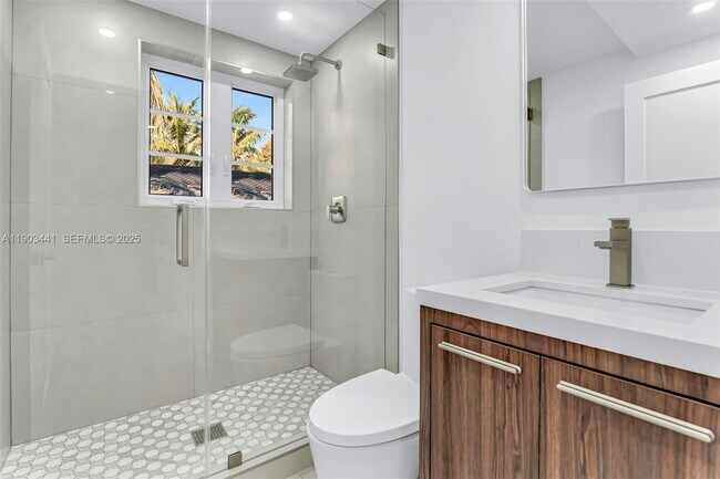 Building Photo - 524 NE 65th St