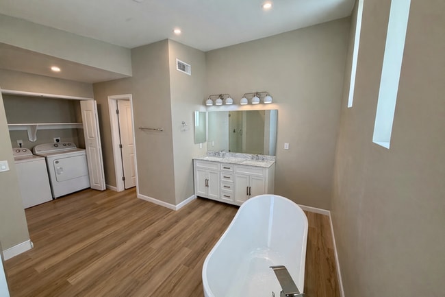 Building Photo - 2029 W Adams St