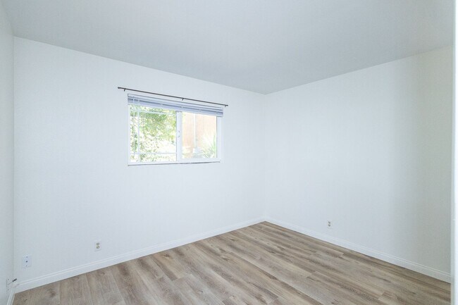 Building Photo - 145 Camarillo- LT