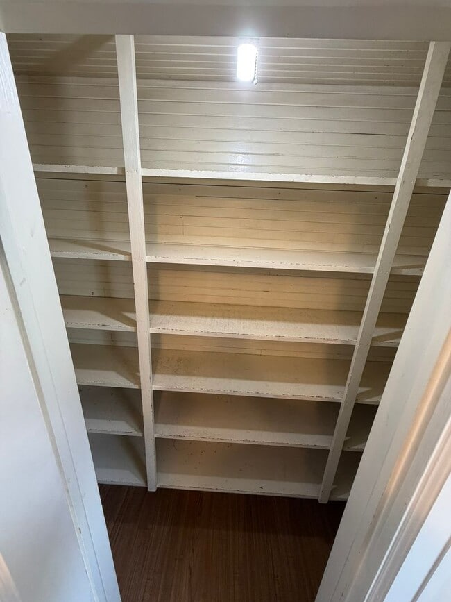 Building Photo - Charming 3 Bedroom with a Large Fenced Yard!