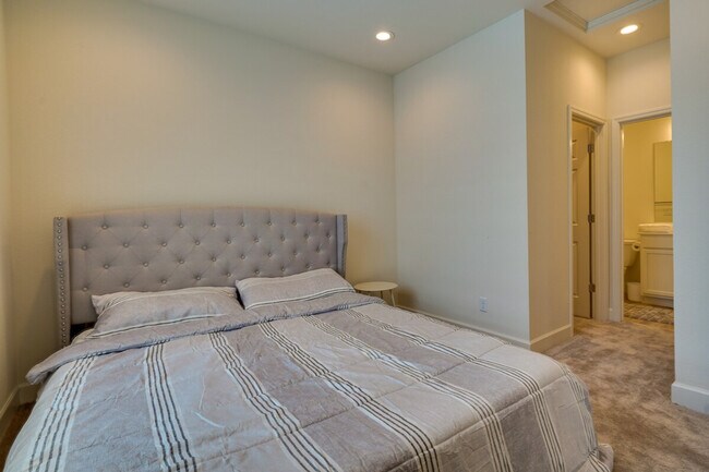 Building Photo - 3023 Neil Jerome Dr