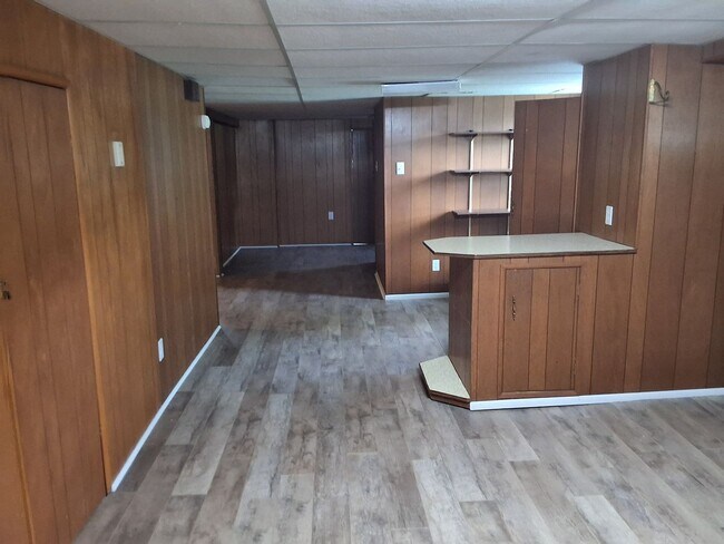 Building Photo - Beautiful 3 Bed, 2 Bath with walk out fini...