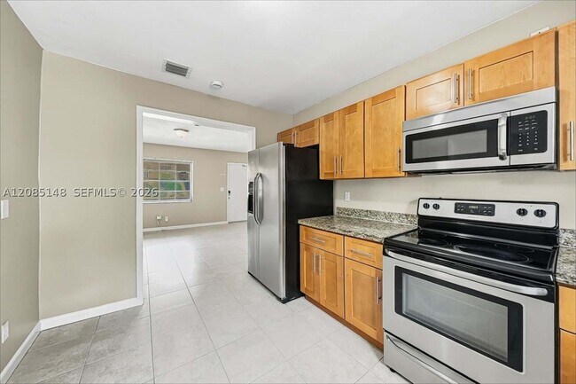 Building Photo - 458 NE 38th St