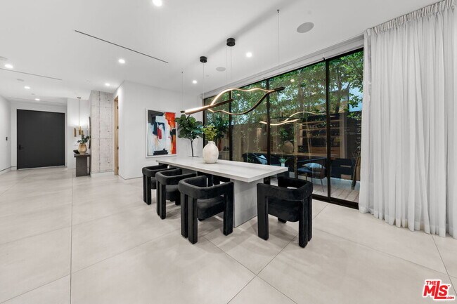 Building Photo - 842 N Orange Grove Ave