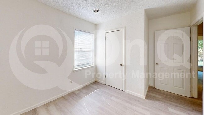 Building Photo - 910 S Mills Dr