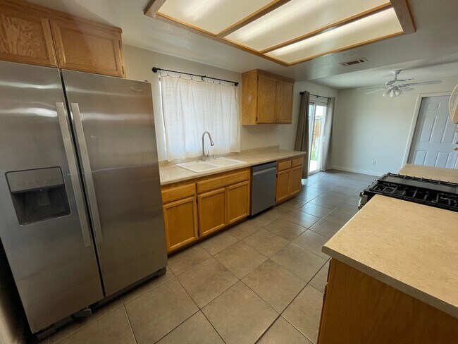 Building Photo - Charming Three Bedrooms, 2 Bathrooms Home ...