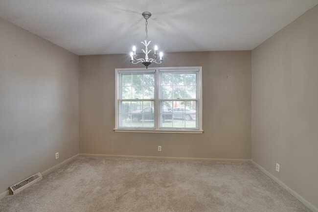 Building Photo - 904 SE Chatterson Rd