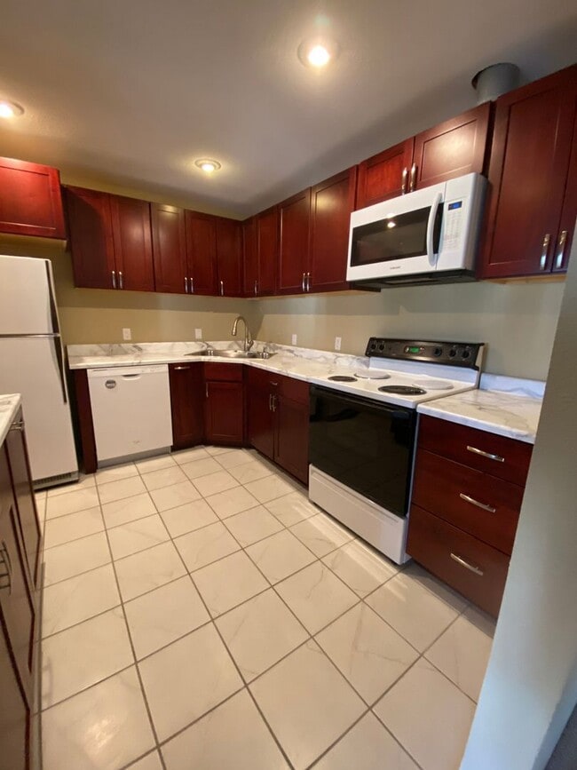 Building Photo - 937L Country Club Dr