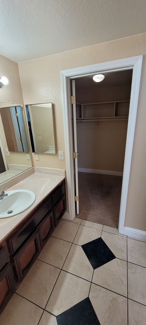 Building Photo - Move in ready w B-I pool