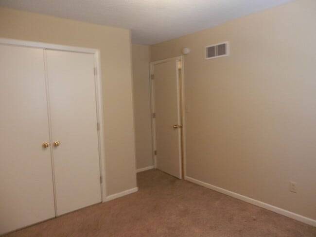 Building Photo - Quality 3 Bedroom 1.5 Bathroom Townhouse