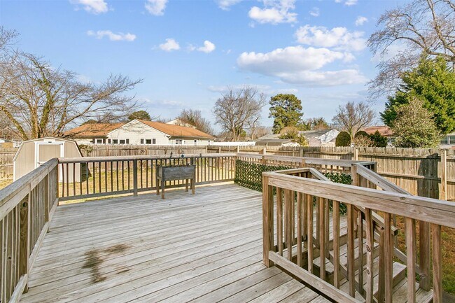 Building Photo - Comfortable Living with Private Yard, Deck & Easy Access to Ft. Eustis