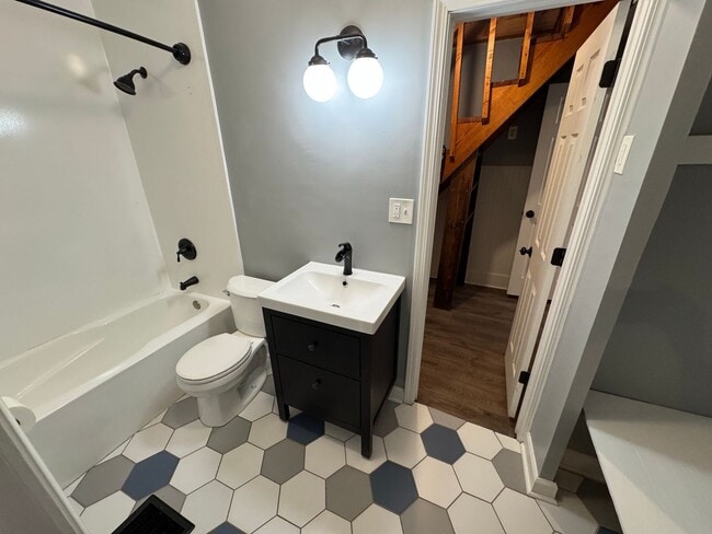 Building Photo - Fountain Square 3 Bed 2 Bath with fenced in backyard