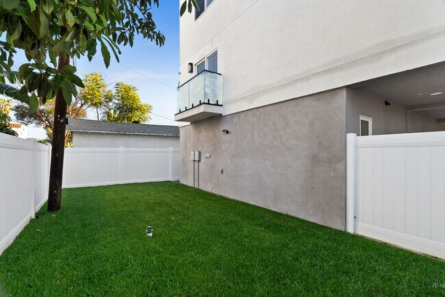 Building Photo - 1841 S Longwood Ave