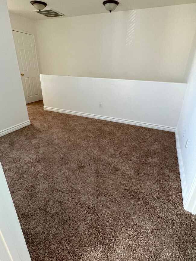 Building Photo - Newly Remodeled Home