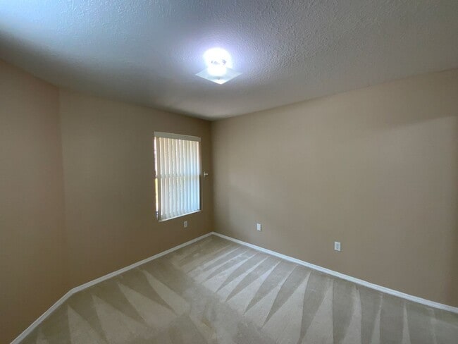 Building Photo - 3 Bedroom Townhome Available Near Southern...