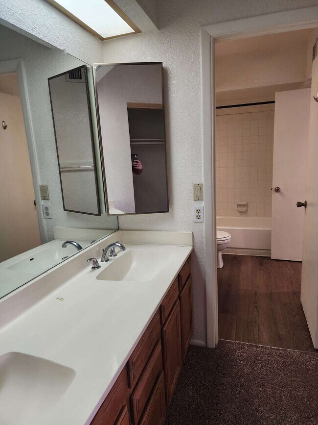 Building Photo - 3 Bedroom 2 Bathroom! $1,895