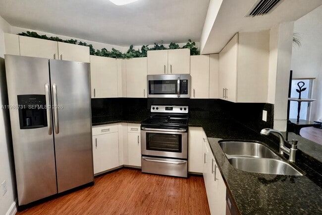 Building Photo - 9731 Fontainebleau Blvd