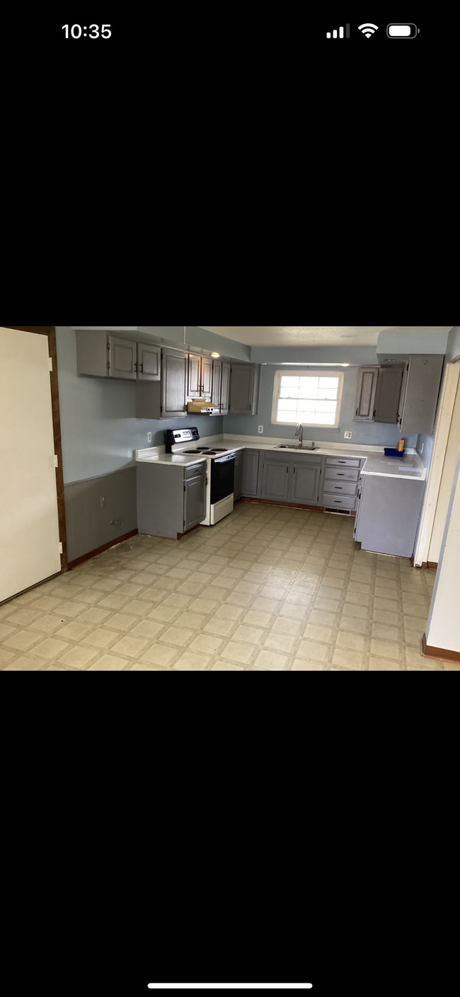 Building Photo - 495 Meadow Ln