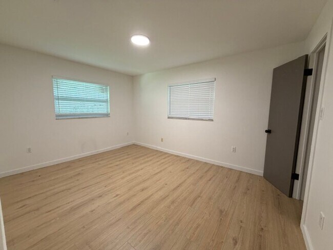 Building Photo - Colonial Town 2 bedroom Duplex