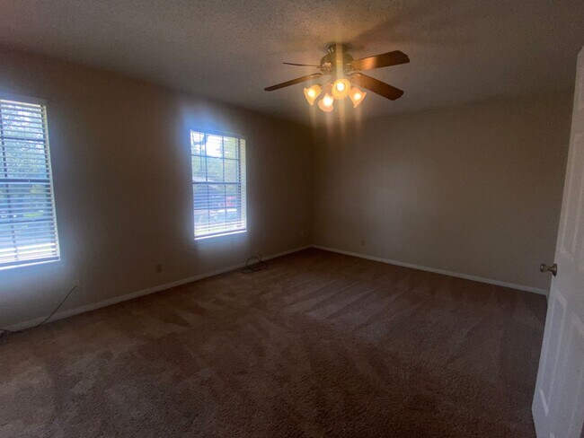 Building Photo - LARGE 4 BEDROOM BELTON ISD