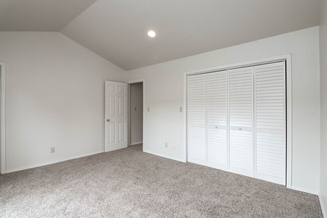 Building Photo - Lovely South Tulsa location close to shopping and restaurants