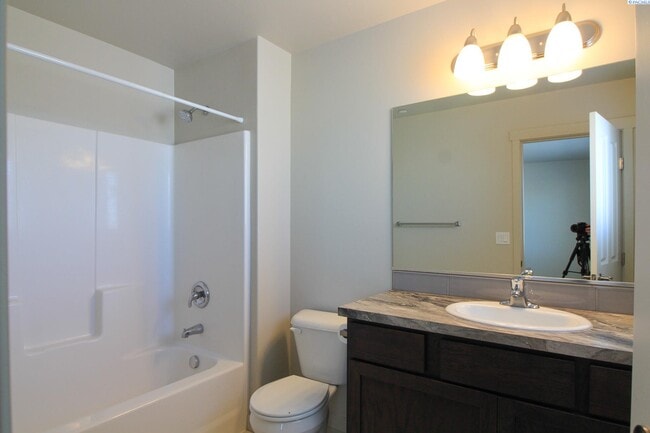 Building Photo - 3 Bed/2 Bath Townhouse in Kennewick