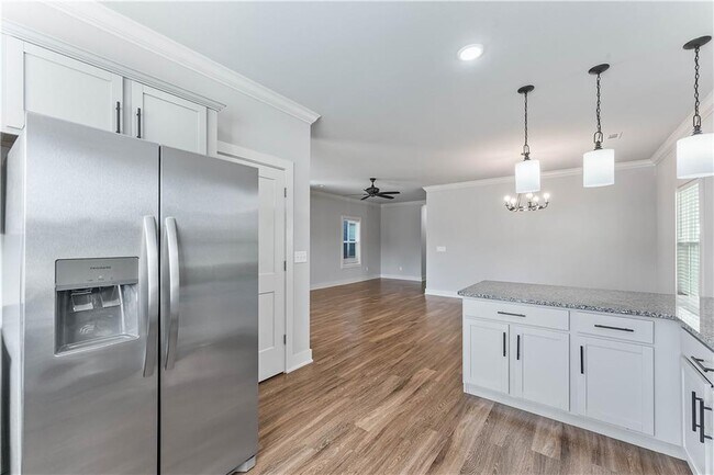 Building Photo - 923 NE Hts Ln