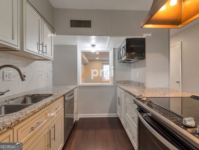 Building Photo - 3083 Colonial Way