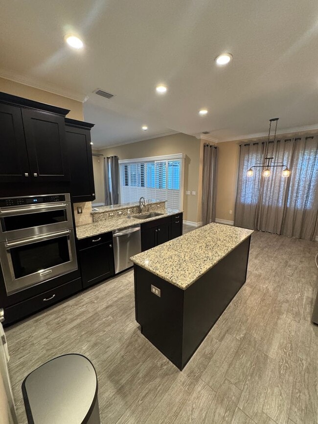 Building Photo - Two Story 5 bedroom, 4.5 bath