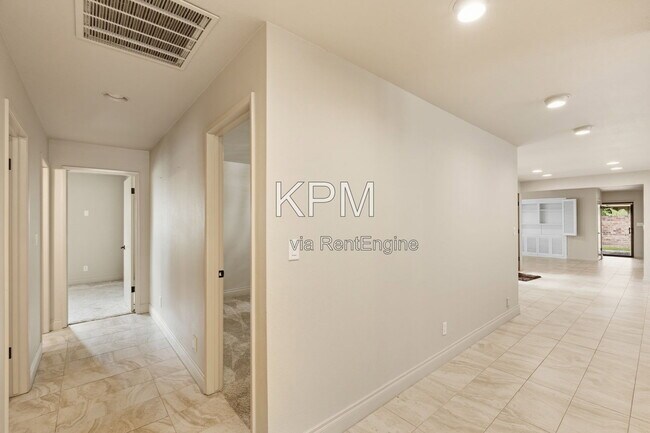 Building Photo - 3342 Cove Cir