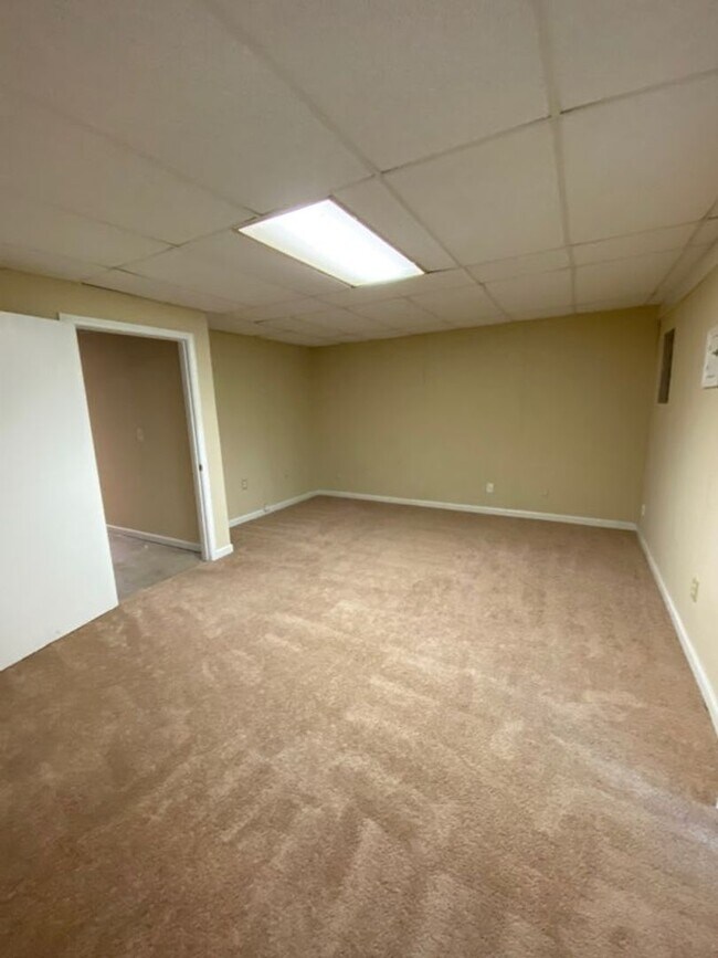 Building Photo - Charming Townhouse in East Cobb!