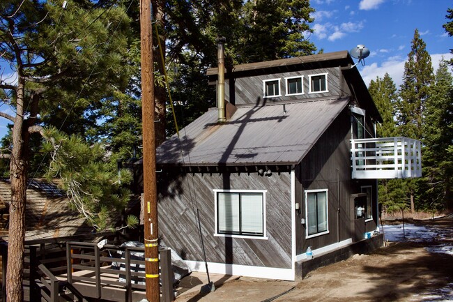 Primary Photo - Charming 2 Bedroom, 1 Bath Private Single-...