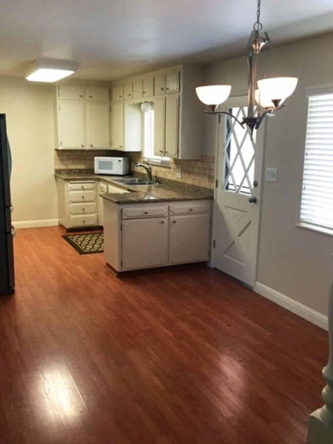 Building Photo - 1657 W Ellery Way