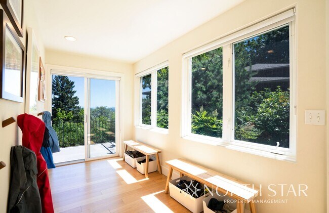 Building Photo - Stunning Views Close in NW Portland