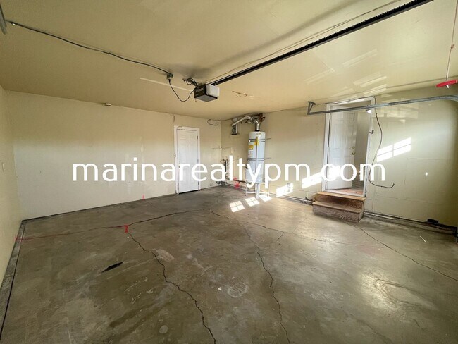 Building Photo - 4 Bedroom 2 Bath Single Family Home