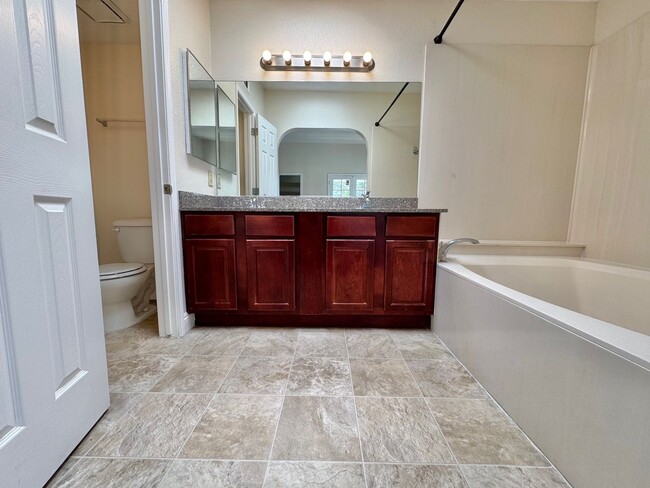 Building Photo - ADORABLE SECOND STORY 2 BEDROOMS 2 FULL BA...
