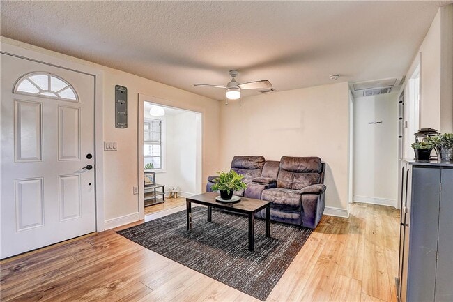 Building Photo - Cozy, Cute 3 bedroom 1 bath