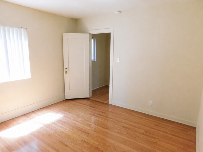 Building Photo - 1250 E Villa St