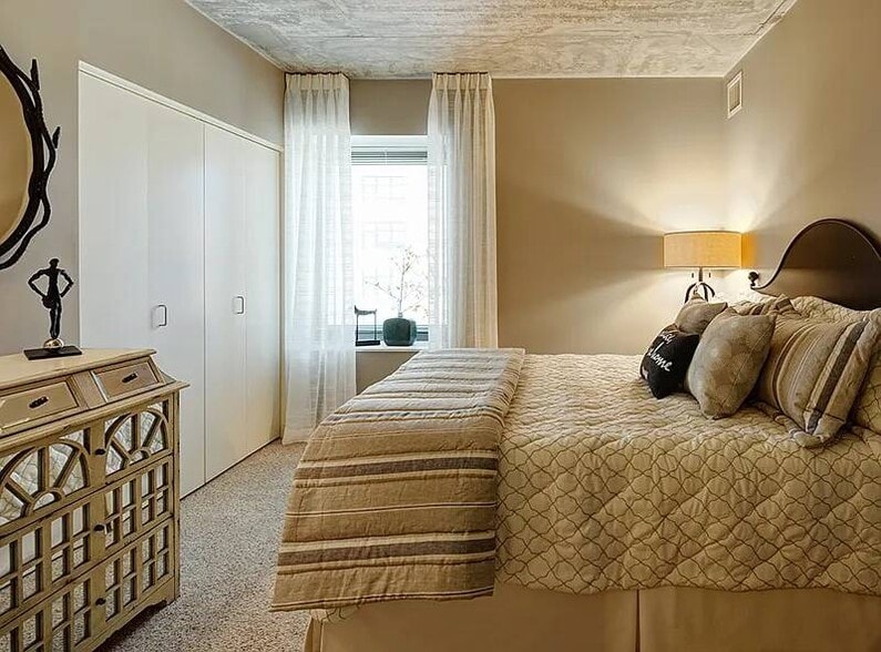 Building Photo - 964 S Clark St