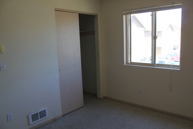 Building Photo - 503 River Ave