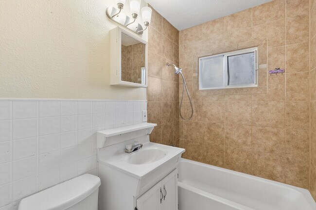 Building Photo - 2204 Cooper Ave