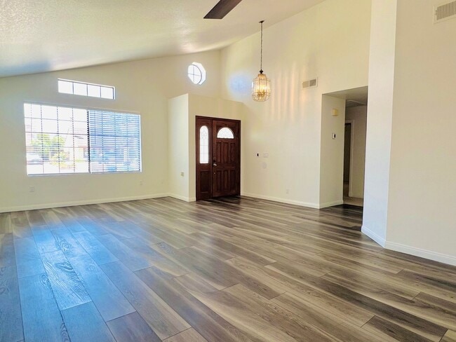 Building Photo - 4 bedroom home for lease