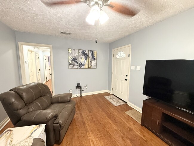 Building Photo - 3251 Crafton St