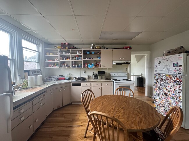 Building Photo - 6 bed/2 bath on Probasco St., Mins. from UC for Only $700/pp ($4200/mo)! $250 SIGN ON BONUS FOR L...