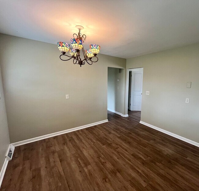 Building Photo - Three bedroom Brick Ranch in Godfrey