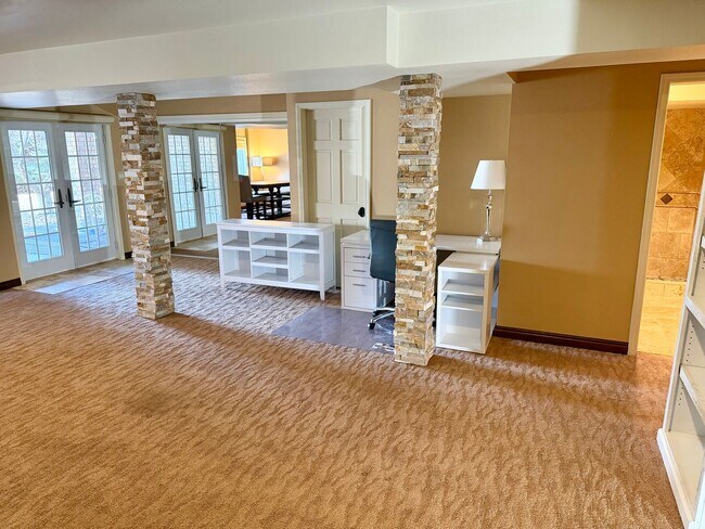 Building Photo - 2 bedroom Golf course Condo