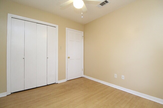Building Photo - 2BR Home with Fireplace, Fenced Yard, and ...