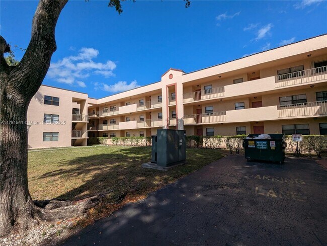 Building Photo - 3399 Foxcroft Rd