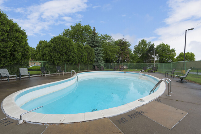 Beautiful Swimming Pool - 20333 Detroit Rd